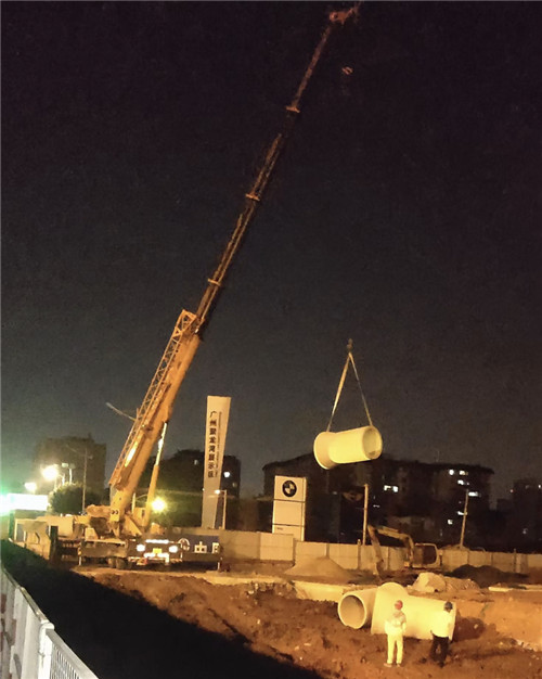 阿坝县“弯臂矫正”—— 吊车的 “形变补偿” 技术